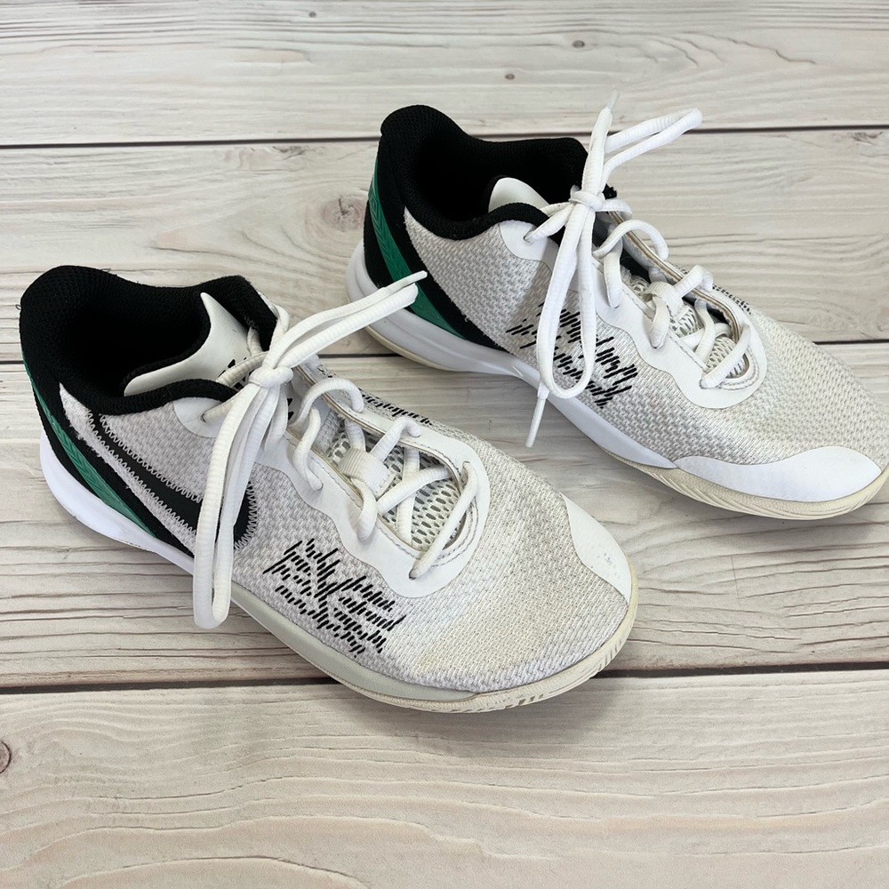 Nike Kyrie Flytrap II Boy's White/Black/Green Sneakers Size 3Y AQ3413-136 - Picture 3 of 10
